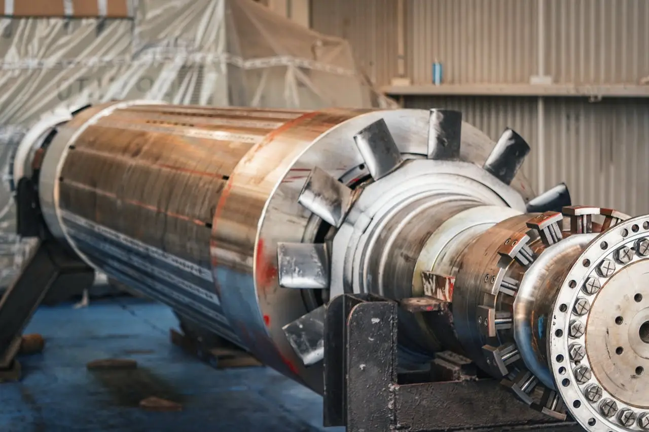 about-us-02 Close-up of heavy industrial rotor machinery in a Guadalajara workshop.